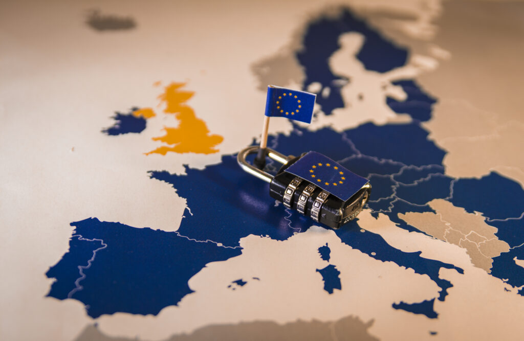 Vorsicht beim Drittlandtransfer, Europakarte mit Vorhängeschloss, Shutterstock / Ivan Marc
