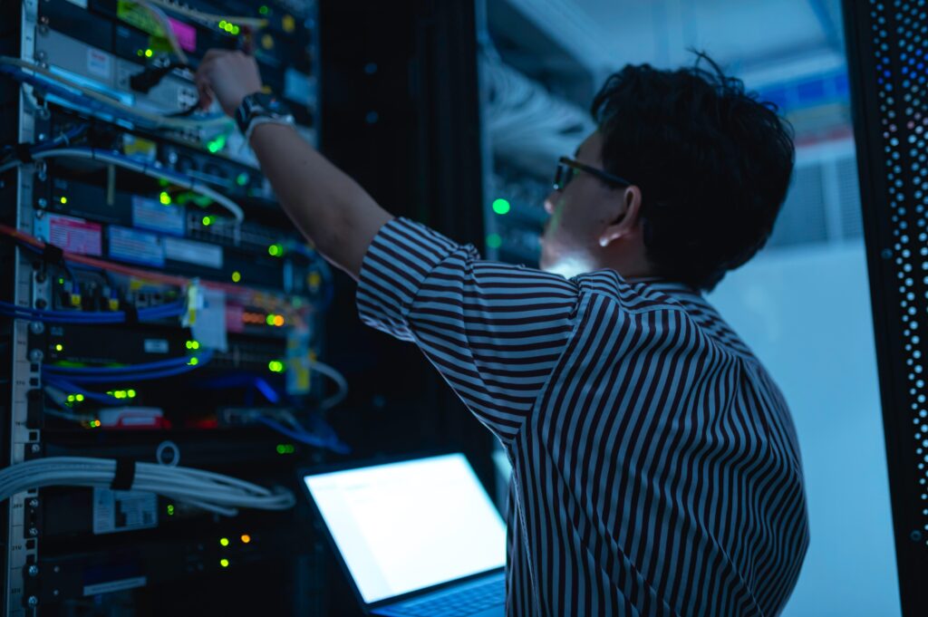 KI-Sicherheit in einer souveränen Cloud - Mann vor Servern - Shutterstock / kittirat roekburi